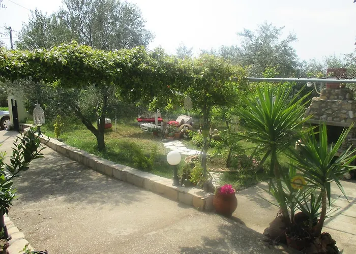Сasa de vacaciones Elena's House Garden